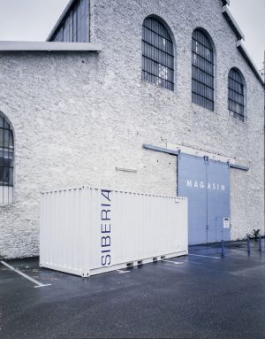 Vue de l’exposition *19&&*. Sur la photo: Bernard Joisten, Pierre Joseph, Philippe Parreno, *Siberia*, 1988. Conteneur, vidéo, cibachrome transparent.