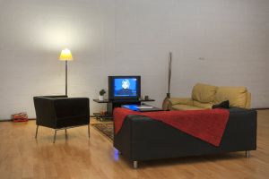 Vue de l’exposition *Je leur mens. Basé sur une histoire vraie*, audtorium du Magasin-CNAC, 9 juin – 1 septembre 2013. Omer Fast, *CNN Concatenated*, 2002
vidéo sur moniteur avec couleur et son, 18 minutes. Photo&thinsp;: Blaise Adilon