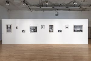 Vue de l’exposition *Je leur mens. Basé sur une histoire vraie*, audtorium du Magasin-CNAC, 9 juin – 1 septembre 2013. Agnès Geoffray,*Incidental Gestures*, séries de photographies, 2011-2012. Photo&thinsp;: Blaise Adilon