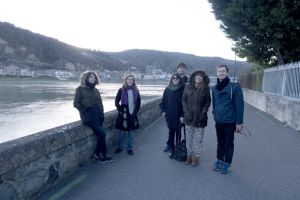 Lors d’une visite aux atliers Moly Sabata, date inconnue. De gauche à droite&thinsp;: Sophie Lvoff, Betty Biedermann, Chloé Sitzia, Théo Robine-Langlois, Martina Margini, inconnu.