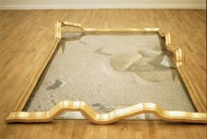 Vue partielle de *Platja* (1990), installation de l’artiste Perejaume présentée dans *L’exposition de l’École du Magasin*, 1991.de