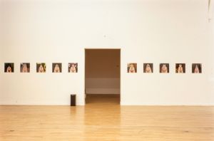 Vue de l’exposition *Des histoires en forme*. Sur l’image : Natacha Lesueur, *Sans titre*, 1997, série de 10 photographies. Photo&thinsp;: Pascal Jounenc