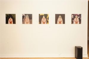 Vue de l’exposition *Des histoires en forme*. Détail de l’œuvre de Natacha Lesueur, *Sans titre*, 1997. Série de 10 photographies. Photo&thinsp;: Pascal Jounenc