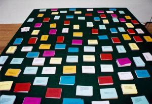 Vue de l’exposition *Pl@ytimes* présentée à l’École supérieure d’art de Grenoble du 16 janvier au 6 juin 1999. Sur la photographie&thinsp;: Éric Zimmerman, *Suspicion*, 1999.