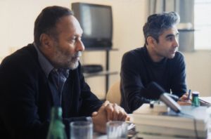 Rencontre avec Stuart Hall dans les locaux de l’Institute of International Visual Arts à Londres, 1er octobre 1999. Gauche : Stuart Hall. Droite : Zeigam Azizov. Archives personnelles d’Alejandra Riera.
